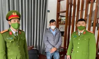 Đối tượng liên quan (giữa) vụ mua bán hóa đơn GTGT trái phép trị giá lên đến 35 tỷ đồng