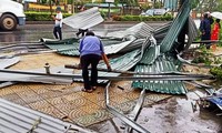 Giông sét, lốc xoáy dị thường ở TT-Huế làm 2 người tử vong, nhiều nhà cửa hư hỏng