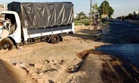 20 cảnh sát giải cứu tài xế mắc kẹt trong ca bin xe tải gặp tai nạn