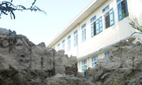 Đổ vật chất nạo vét lẫn đầy bùn thối, rác thải vào trường học, khu dân cư