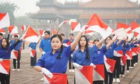 Thanh niên đồng diễn Semaphore chào mừng kỷ niệm Huế giải phóng, tri ân thế hệ đi trước