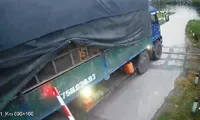Điều khiển xe tải ‘liều mạng’ băng qua đường ngang, phá hỏng chắn đường sắt đang đóng