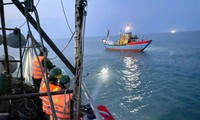 Tự tử trên sông bất thành, người đàn ông mang dao bơi ra biển ‘dọa chết’