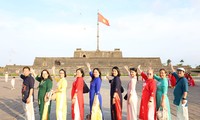 Du khách nườm nượp đến cố đô Huế 