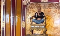 Ngai vàng triều Nguyễn bị xâm hại