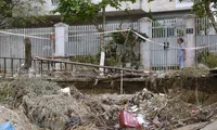 Người dân lo sợ sống cạnh tuyến đường sạt lở nghiêm trọng