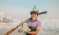 Ngư dân ngâm mình trong nước 8 tiếng săn &apos;lộc trời&apos;, kiếm tiền triệu mỗi ngày