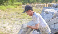 Người dân làng đá chẻ lớn nhất Đà Nẵng oằn mình mưu sinh dưới nắng nóng 40 độ