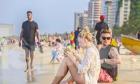 Người dân, du khách đổ xô ra biển Đà Nẵng giải nhiệt nắng nóng
