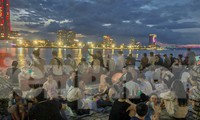 Hàng nghìn người ‘xí chỗ’ xem pháo hoa bên bờ sông Hàn 