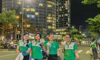 Hàng trăm bạn trẻ nán lại nhặt sạch rác sau đêm khai mạc lễ hội pháo hoa Đà Nẵng