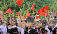 Học sinh đồng bào Cơ Tu bỡ ngỡ khi đến điểm trường mới
