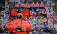 Nghề làm đầu lân dịp Tết Trung thu