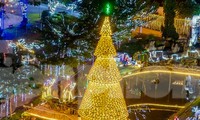 Du khách trầm trồ cây thông Noel làm từ 2.000 chiếc nón lá ở Đà Nẵng