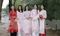 Du khách diện áo dài xuống phố Đà Nẵng chơi Tết Dương lịch