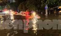 Nhiều tuyến đường ở Đà Nẵng ngập sâu, xe cộ bơi trong biển nước