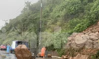 Mưa lớn, đá núi Sơn Trà sạt trượt xuống đường 
