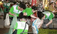 Người trẻ chung tay làm sạch môi trường sau lễ hội pháo hoa