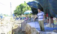 Thi công mương thoát nước QL14B dang dở, dân khổ vì bụi và nguy hiểm rình rập