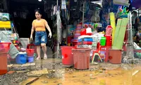 Tiểu thương Đà Nẵng đóng cửa dọn bùn sau trận mưa lũ trái mùa