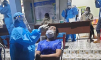 Xuyên đêm lấy mẫu xét nghiệm COVID-19 tại ổ dịch huyện Nam Trà My, Quảng Nam.