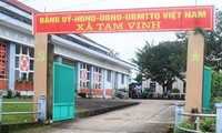 Nhiều người dân xã Tam Vinh, huyện Phú Ninh (Quảng Nam) rơi cảnh dở khóc dở cười khi đạp xe cả mấy cây số, chờ cả buổi rồi nhận vài nghìn đồng tiền hỗ trợ do bão.