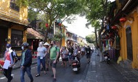 Hội An &apos;xóa&apos; nạn chèo kéo, kẹt xe khi đón khách du lịch trở lại