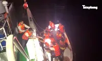 Video: Tàu Hải quân tiếp nhận 80 ngư dân tàu chìm đưa về đất liền