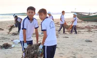 &apos;Biệt đội nhí&apos; dọn rác mỗi cuối tuần