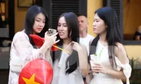 Dòng người ùn ùn đổ về Hội An