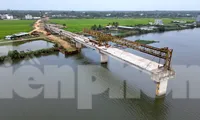 Hơn 4 năm thi công, 8 lần gia hạn, dự án cầu và đường dẫn 220 tỷ vẫn chơi vơi giữa sông