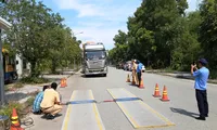 Tiến hành cân tải trọng xe chở hàng "khủng" để xác định mức độ vi phạm tải trọng