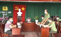 Nguyễn Thanh T. (bìa trái) bị phạt 18 triệu đồng do cung cấp thông tin sai sự thật và cung cấp thông tin thuộc phạm vi bí mật nhà nước cho cá nhân không đúng quy định.