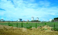Theo Ban quản lý dự án, tiến độ thi công mặt bằng quảng trường, công viên cây xanh "chậm trễ nghiêm trọng", thời gian chậm trễ phải tính bằng tháng tương ứng hơn 100 ngày.