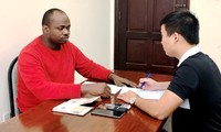 Công an lấy lời khai đối tượng người nước ngoài liên quan đường dây lừa đảo 120 tỷ đồng qua mạng internet.