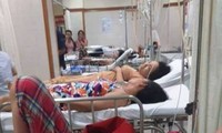 Bệnh nhân cấp cứu điêu trị tại Bệnh viện T.Ư Huế sau khi dự tiệc cưới ở nhà hàng trở về. Ảnh: Công an 
