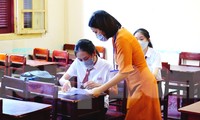 Cán bộ coi thi tại điểm thi Trường THPT Hai Bà Trưng (TP Huế) hướng dẫn cặn kẽ cho thí sinh các thông tin, thủ tục cần biết và phải tuân thủ trước khi bước vào buổi thi chính thức vào ngày mai, 9/8.