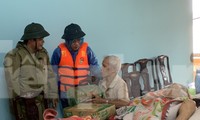 Ông Nguyễn Văn Bình (bìa trái) đi cứu trợ đồng bào lũ lụt, trước khi làm nhiệm vụ cứu hộ công nhân thủy điện và mất tích.