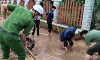 Đoàn viên thanh niên lực lượng vũ trang tại TT-Huế tích cực làm vệ sinh, dọn dẹp bùn đất, xử lý môi trường sau bão số 9.