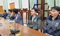Người nhà nạn nhân sạt lở tại Rào Trăng 3 mong sớm tìm được người thân mất tích, đưa về với gia đình.