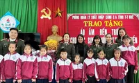 Công an TT-Huế tặng áo ấm cho học sinh nghèo trên địa bàn để các em chống chịu được với mưa rét trong những ngày vừa qua.