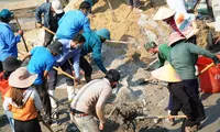 Đoàn viên thanh niên miền núi A Lưới (TT-Huế) tranh thủ ngày nghỉ cuối tuần để tổ chức xây dựng sân chơi cho trẻ em.
