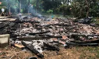 Nhà bốc cháy đùng đùng, 3 bố con ôm nhau lao ra ngoài thoát thân
