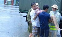 CSGT vượt lũ đưa nạn nhân ngộ độc thức ăn, ngạt khí ga đi cấp cứu