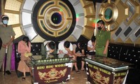 11 thanh niên nam nữ bị bắt quả tang đang hát hò sử dụng chất ma túy trong quán karaoke. ảnh CA