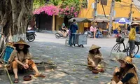 Nhóm người giả cái bang, diễn trò ăn xin ở phố cổ Hội An gây phản cảm, bức xúc dư luận