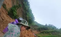 Nhiều tuyến đường ở huyện miền núi Nam Trà My, Quảng Nam bị sạt lở nặng nề