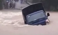 Dòng nước lũ cuồn cuộn cuốn trôi chiếc xe tải