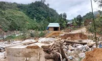 Sạt lở gây chia cắt tại huyện Nam Trà My, Quảng Nam.