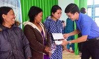 Nhiều suất quà Tết tặng người dân. ảnh H. C
